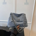 Detail van de denim draagtas met kettingriem en metalen gespversiering - Blauw
