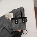 Bolso cubo vintage en denim gris lavado con asas de cuero negro y remaches dorados - Marrón Oscuro