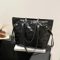 Borsa tote nera minimalista con motivo a fiocco trapuntato e dettagli in oro eleganti - Nero