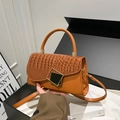 Karamelbruine crossbodytas met klep met krokodillenmotief en elegante gouden gesp - Bruin