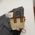 Bolso cubo de lona beige con ribete de cuero marrón y detalles de remaches dorados - Blanco y Marrón
