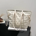 Borsa tote bianco crema con motivi a fiocco goffrati ed eleganti dettagli dorati - Bianco