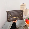 Braune geflochtene Umschlag-Clutch-Tasche mit goldenen Metalldetails für Damen Mode - Braun