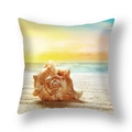 Detalle de caracol en funda de cojín de playa con paisaje oceánico al atardecer - 45x45cm / Estilo Concha en Playa (23CR14-1)
