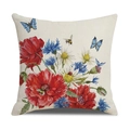 Detailansicht eines Kissenbezugs aus Leinen mit roten Mohnblumen und Kornblumen - Aquarell-Pastoraler Blumenstil (23YM16-1)