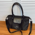 Borsa tote in tela nera con tasca frontale in pelle e tracolla regolabile - Nero