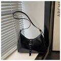 Dettaglio borsa hobo in vernice nera con rivetti argentati e fibbia in metallo - Nero