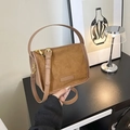 Borsa a tracolla marrone in finta pelle scamosciata con manico e dettagli dorati - Marrone