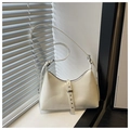 Dettaglio della borsa hobo in pelle bianca con fibbia metallica e rivetti decorativi - Bianco