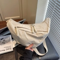 Schicke beige Nylon-Halbmondtasche mit minimalistischer Textur und breitem Schultergurt - Gebrochenes Weiß