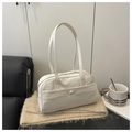 Borsa a spalla in ecopelle bianca lucida in stile retrò con dettaglio tasca a bottone - Senza Ciondolo / Bianco