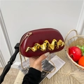 Pochette de soirée bordeaux en forme de coquille avec garniture dorée et chaîne - Bordeaux