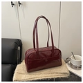 Borsa a spalla in pelle rossa lucida con tracolle sottili e fibbia dal design minimalista - Senza Ciondolo / Rosso
