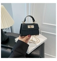 Petit sac à main noir motif crocodile avec fermoir rotatif doré et bandoulière chaîne - Noir