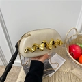 Sac à main demi-lune crème chic avec accent en métal doré ondulé et fine bandoulière - Blanc Cassé