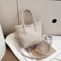 Bolso tipo cubo beige con letras doradas y correa ajustable sobre fondo blanco - Blanco Roto