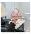 Mini sac bandoulière rose clair avec texture crocodile et chaîne dorée tenu à la main - Rose Clair