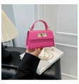 Mini sac à main fuchsia avec gaufrage crocodile et bandoulière en chaîne dorée - Rose foncé