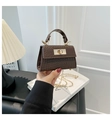 Mini sac bandoulière marron en croco avec chaîne dorée et fermoir dans un décor élégant - Marron