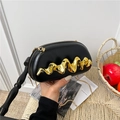 Schwarze sichelförmige Leder-Clutch mit goldener Wellenverzierung und Kettenriemen - Schwarz