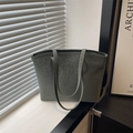 Grande borsa tote leopardata verde scuro in finitura opaca con spalline lunghe - Verde