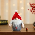 Detalle de un gnomo navideño con gorro de punto rojo y una suave barba blanca de felpa - Gorro Rojo (Estilo Barba)
