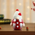 Detalle de un gnomo navideño con gorro de punto blanco y adorno de corazón rojo - Gorro Blanco (Estilo Trenza)