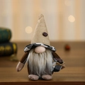 Dettaglio dell'ornamento gnomo del caffè con cappello di iuta, barba di peluche e sacchetto - Stile Cappello in Lino Giallo