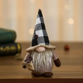 Dettaglio gnomo del caffè con sacchetto di chicchi e cappello a scacchi su tavolo legno - Stile Cappello a Quadretti Bianco e Nero