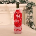 Dettaglio del copribottiglia di vino in maglia con cuore per decorazioni natalizie - Stile Palla Rossa / Rosso/Bianco
