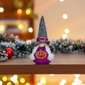 Detalle de gnomo de Halloween con traje morado, motivo de calabaza y sombrero de mago - Sombrero a Rayas