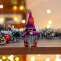 Detalle de gnomo de Halloween con sombrero de calabaza morada y barba gris decorativa - Sombrero Púrpura