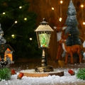 Dettaglio lanterna di Natale vintage in bronzo con albero in miniatura e luci calde soffuse - Albero di Natale Bronzo
