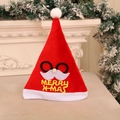 Dettaglio cappello di Babbo Natale rosso con baffi e scritta in rilievo Merry X-Mas - Babbo Natale