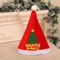 Dettaglio cappello di Babbo Natale rosso con albero verde e scritta Merry Xmas - Albero di Natale