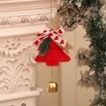 Detalle de adorno de árbol de Navidad de felpa roja con lazo y cascabel en chimenea - Rojo
