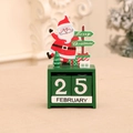 Hölzerner Weihnachtsadventskalender mit Weihnachtsmann und grünem Baum auf Tisch - Weihnachtsmann-Stil