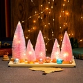 Mini-Weihnachtsbaum-Set in Rosa mit LED-Lichtern und Holzsockel für Tischdeko - Großes Pink Stil Set