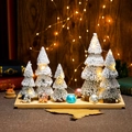 5er-Set beflockte künstliche Weihnachtsbäume mit Holzsockel und bunten Ornamenten - Großes Turm Stil Set