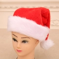 Gorro de Navidad clásico de felpa roja y blanca con pompón suave y borde de piel sintética - Rojo