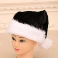 Cappello di Natale in peluche nero con bordo in ecopelliccia bianca e pompon per adulti - Nero
