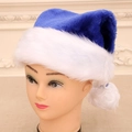 Cappello di Natale in peluche blu reale e bianco presentato su testa di manichino - Blu