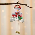 Weihnachtsschneemann mit rot-weiß karierter Mütze, Feliz Navidad Schild und Goldglocken - Schneemann