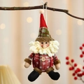 Dettaglio di un Babbo Natale in peluche con tessuto a scacchi rosso e verde e bottone - Babbo Natale