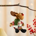 Dettaglio di renna natalizia in peluche con tessuto scozzese e bottoni in legno su albero - Cervo