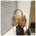 Dettaglio della mini borsa beige con fibbia in metallo argentato e pelle martellata - Cachi
