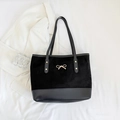 Borsa tote nera in finta pelle scamosciata con fiocco dorato e finiture in ecopelle - Nero