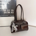 Retro dark brown bowling shoulder bag in glossy faux leather with pearl bow charm - With Pendant / Brown