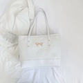 Grande borsa tote bianca con decorazione a fiocco dorato e pelle opaca - Bianco