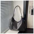 Detalle de bolso hobo retro de cuero negro con cremallera de flecos y texto impreso - Negro Sin Colgante